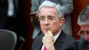 Imagen de apoyo de Se debe solicitar la preclusion o formular la acusacion ante el juez de conocimiento contra Alvaro Uribe Velez por soborno a testigos y fraude procesal