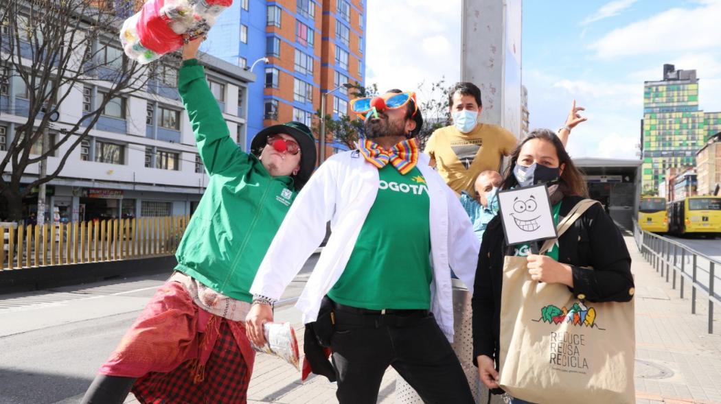 Imagen de apoyo de  En estaciones de TransMilenio usuarios aprenden sobre manejo de residuos