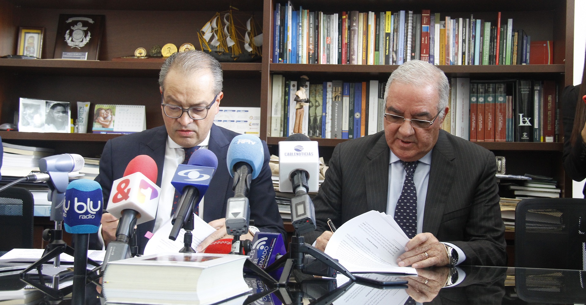 Imagen de apoyo de  Procurador y Contralor presentan proyecto de ley para penalizar negacion del servicio de salud