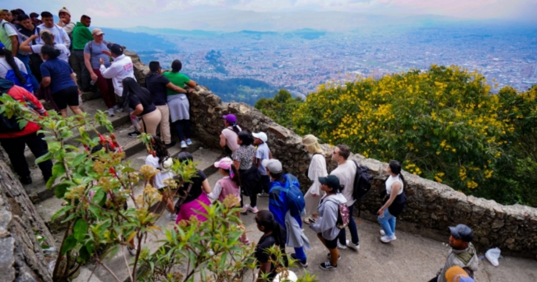 Imagen de apoyo de  182815 personas subieron el Sendero de Monserrate  en Bogota en esta Semana Santa