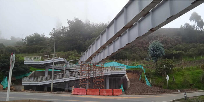 Imagen de apoyo de  INVIAS culmina trabajos de cierre de la estructura del puente peatonal en la via al Llano