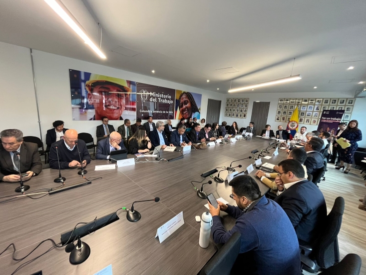 Imagen de apoyo de  Con el incremento del salario minimo en el 2024 mas de 10 millones y medio de colombianas y colombianos se beneficiaran