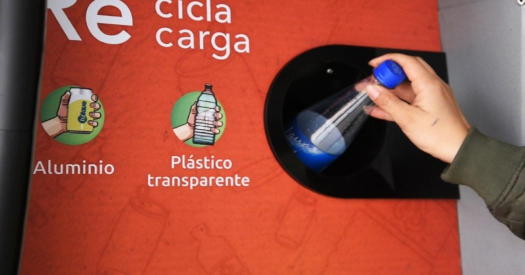 Imagen de apoyo de  Pagar el pasaje de TransMilenio reciclando envases