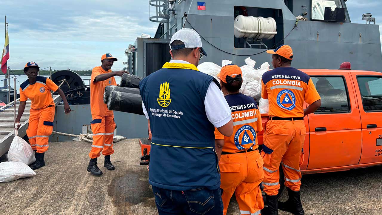 Imagen de apoyo de  Gobierno llevara asistencia humanitaria a mas de 11 mil familias en Choco en buque de la Armada