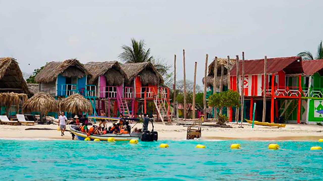 Imagen de apoyo de  Gobierno fortalece seguridad y sostenibilidad turistica con entrega del sistema de sealizacion nautica en Playa Blanca Baru