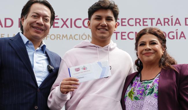 Imagen de apoyo de  Entregan 20 mil becas de transporte a universitarios titular de la SEP y jefa de Gobierno pilar de la Nueva Escuela Mexicana