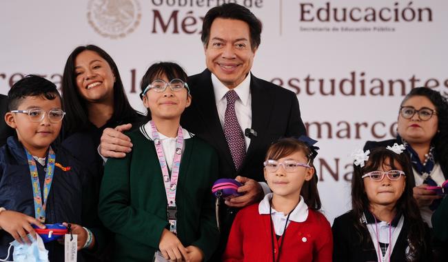 Imagen de apoyo de  Mario Delgado entrega 500 pares de lentes gratuitos como parte de la estrategia Vive saludable vive feliz