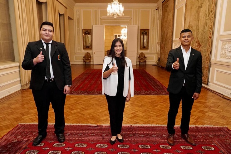 Imagen de apoyo de  Condecoracion Simon Bolivar en la Orden de Caballero a los tres estudiantes que lograron el maximo puntaje en las Pruebas Saber 11 en 2020 para el Calendario A