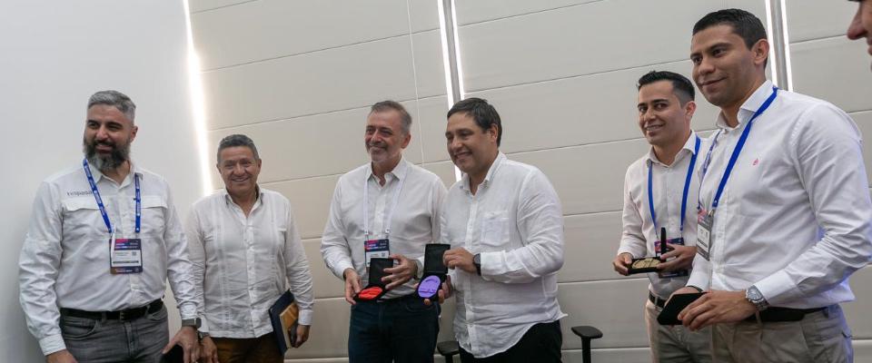 Imagen de apoyo de  MinTIC Axess Networks e Hispasat entregan soluciones de teleducacion con Internet Satelital para fortalecer escuelas en Riosucio y Puerto Colombia