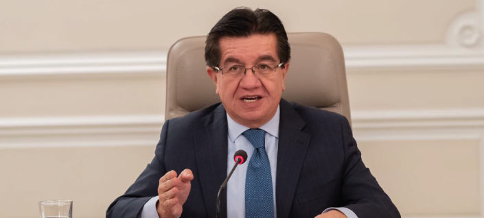 Imagen de apoyo de  No tiene sentido cerrar el pais cuando el efecto en UCI esta causado anuncio Ministro de Salud