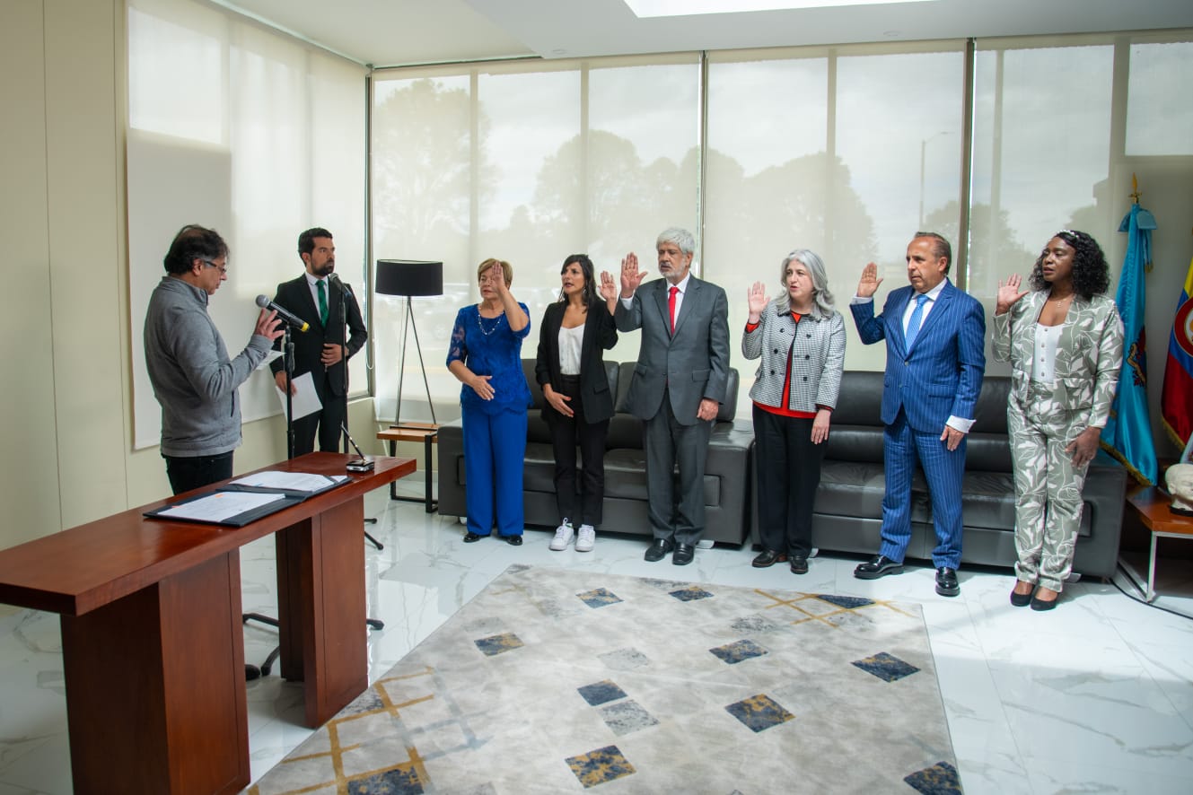 Imagen de apoyo de Se posesiono a la ministra del Trabajo