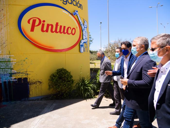 Imagen de apoyo de  Presidente Duque entrego la Orden del Merito Industrial a Pintuco en sus 75 aos de labores