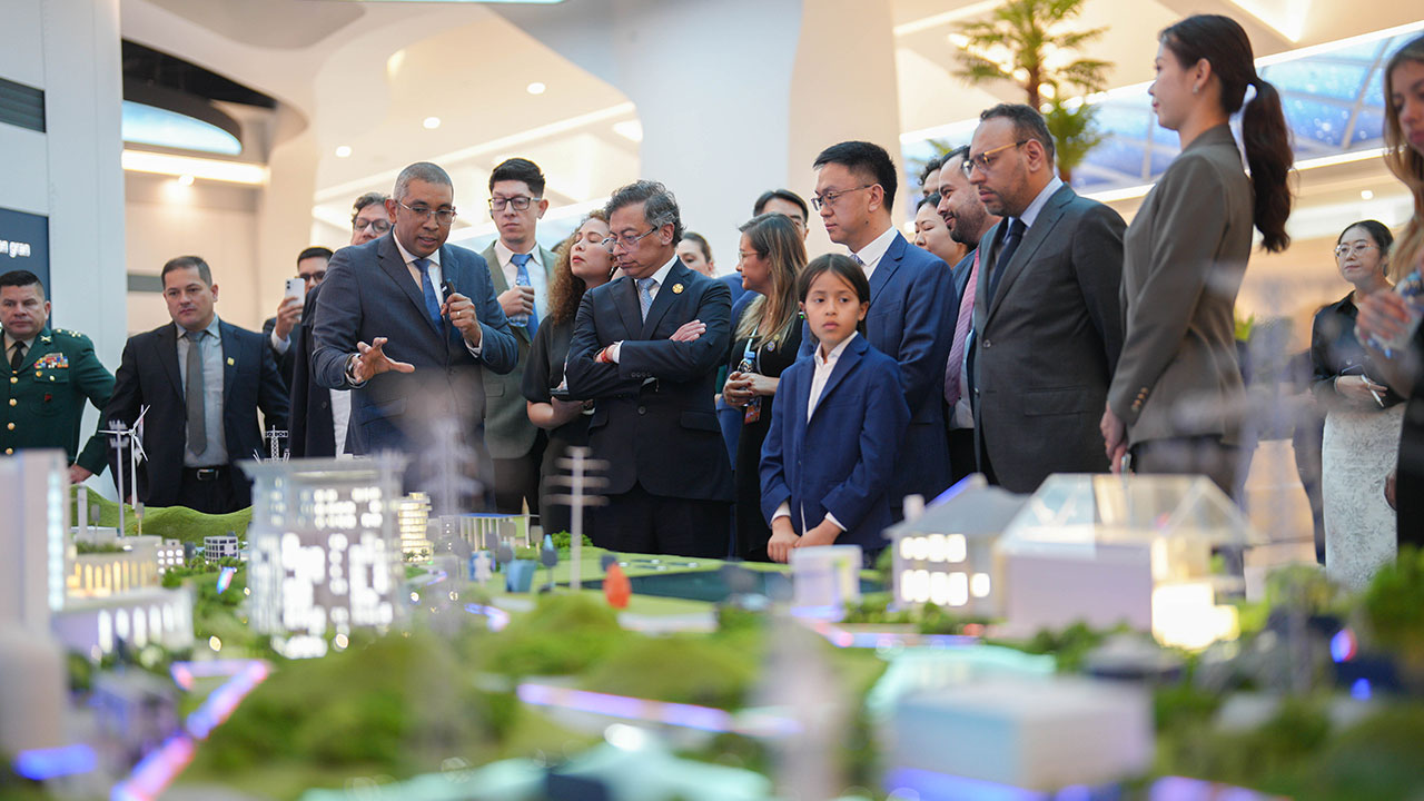 Imagen de apoyo de  Presidente Petro visito instalaciones de la multinacional Huawei en China