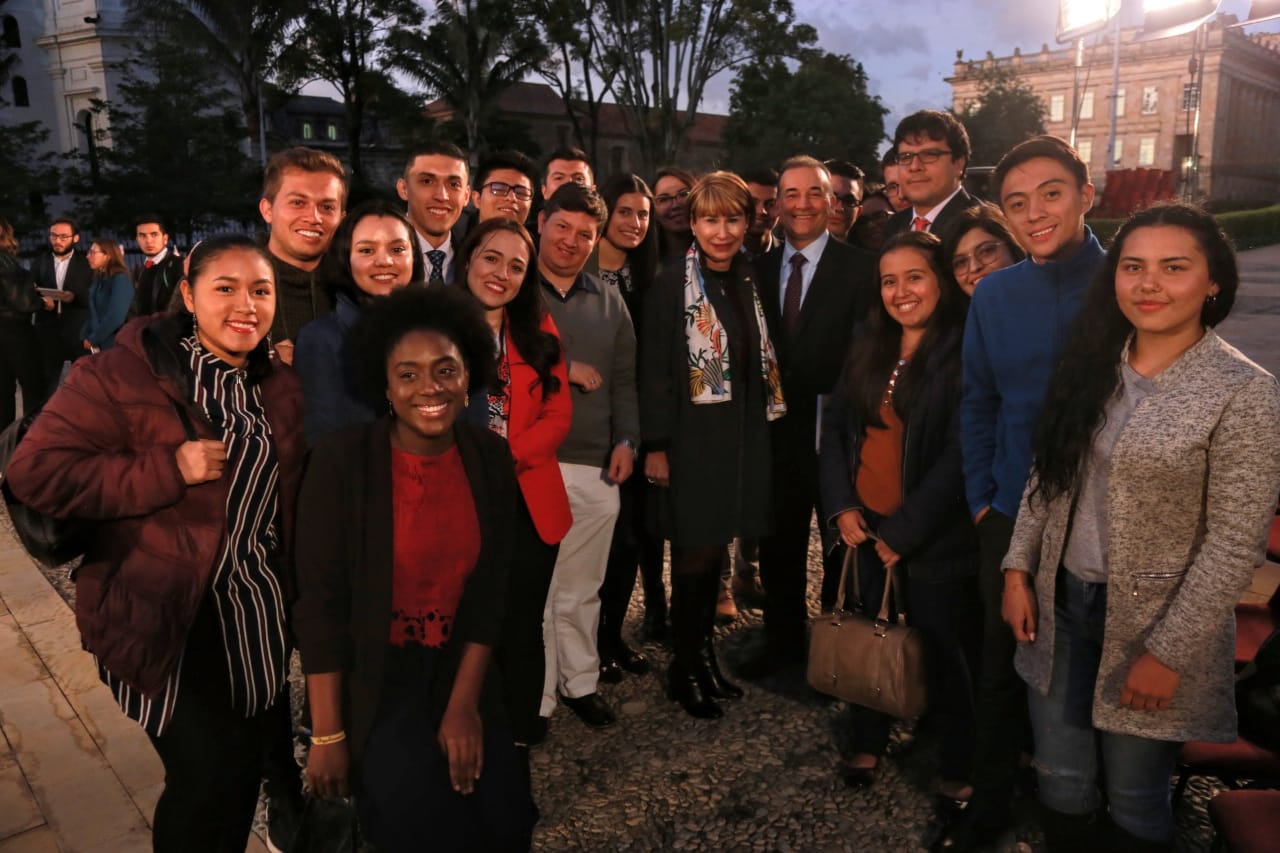 Imagen de apoyo de  Jovenes entre 18 y 28 aos sin experiencia laboral podran vincularse a entidades del Estado