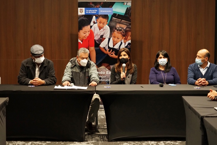 Imagen de apoyo de  Gobierno firmo acuerdo con el magisterio colombiano