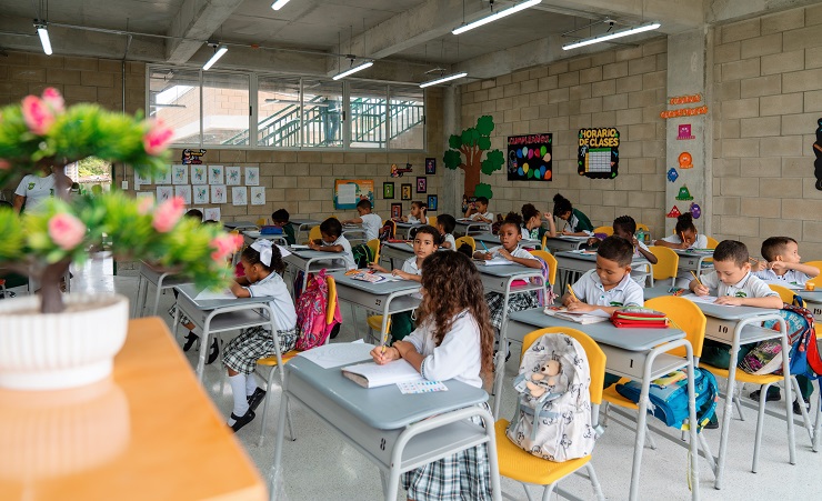 Imagen de apoyo de  Gobierno del Cambio entrega dotacion a estudiantes de 1738 sedes educativas que inician su calendario escolar 2025