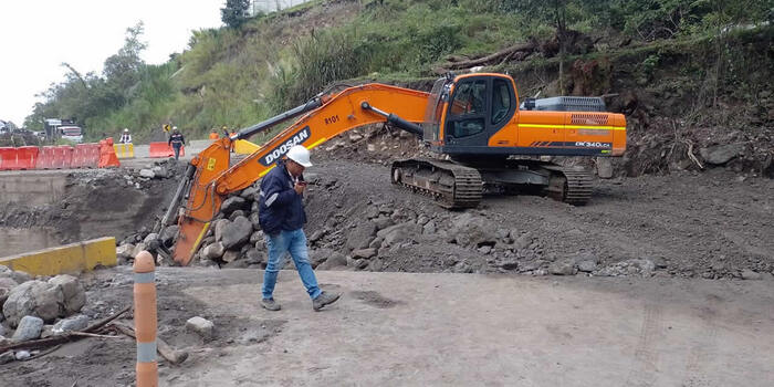 Imagen de apoyo de  Con capacidad tecnica y operativa Invias atiende la emergencia registrada en el corredor Malaga  Concepcion