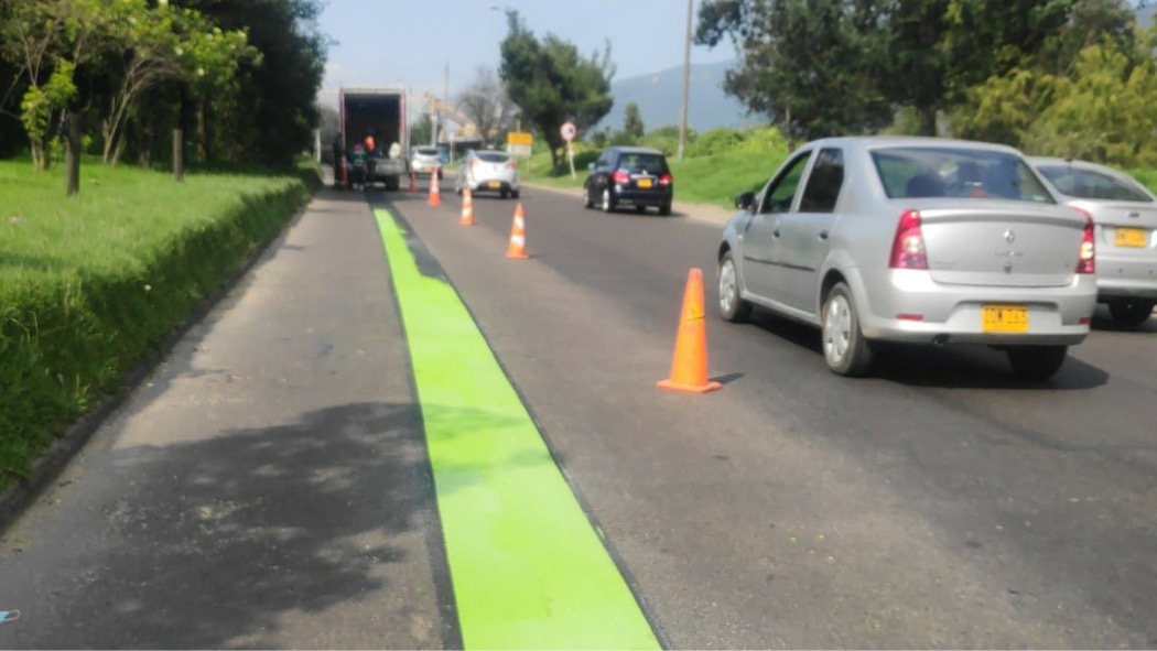 Imagen de apoyo de  Esto significa la linea verde de sealizacion que hay en Autopista Norte