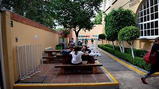 Imagen de apoyo de  Autoridades federales y locales trabajan para restablecer actividades educativas en planteles afectados por las lluvias