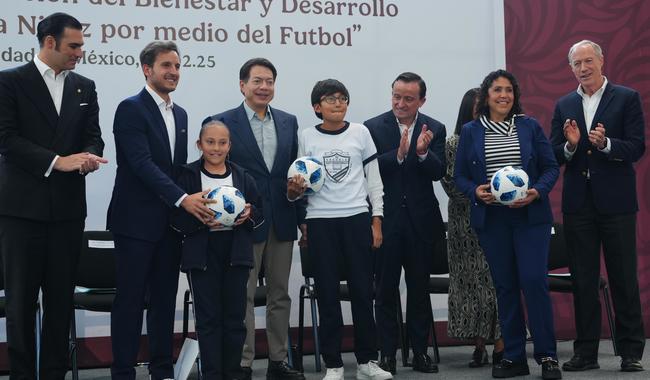 Imagen de apoyo de  Firman SEP y FMF carta de intencion para fomentar por medio del futbol habitos de Vida Saludable en escuelas