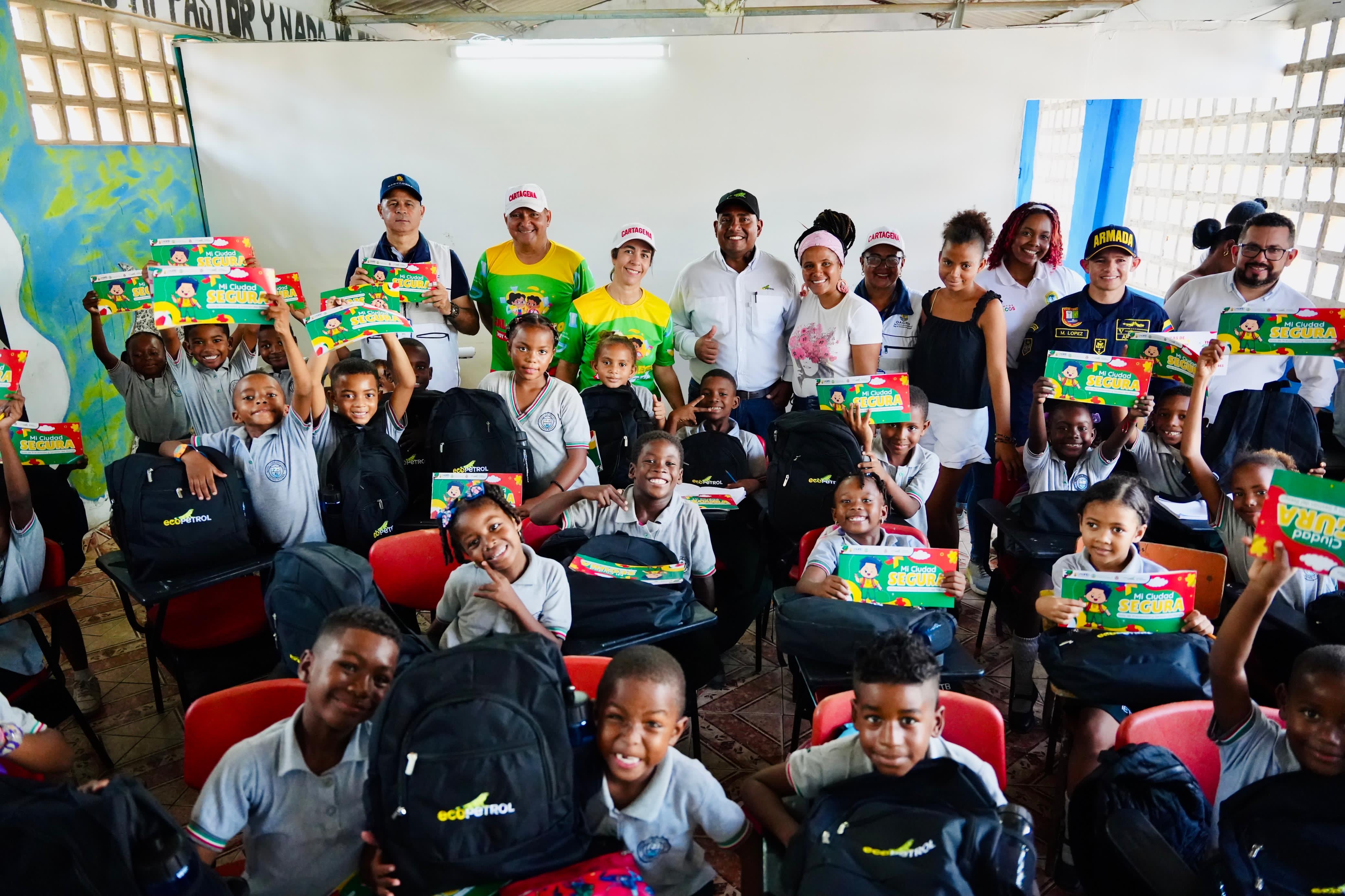 Imagen de apoyo de  Ecopetrol y Alcaldia de Cartagena entregaron mas de 3600 kits escolares