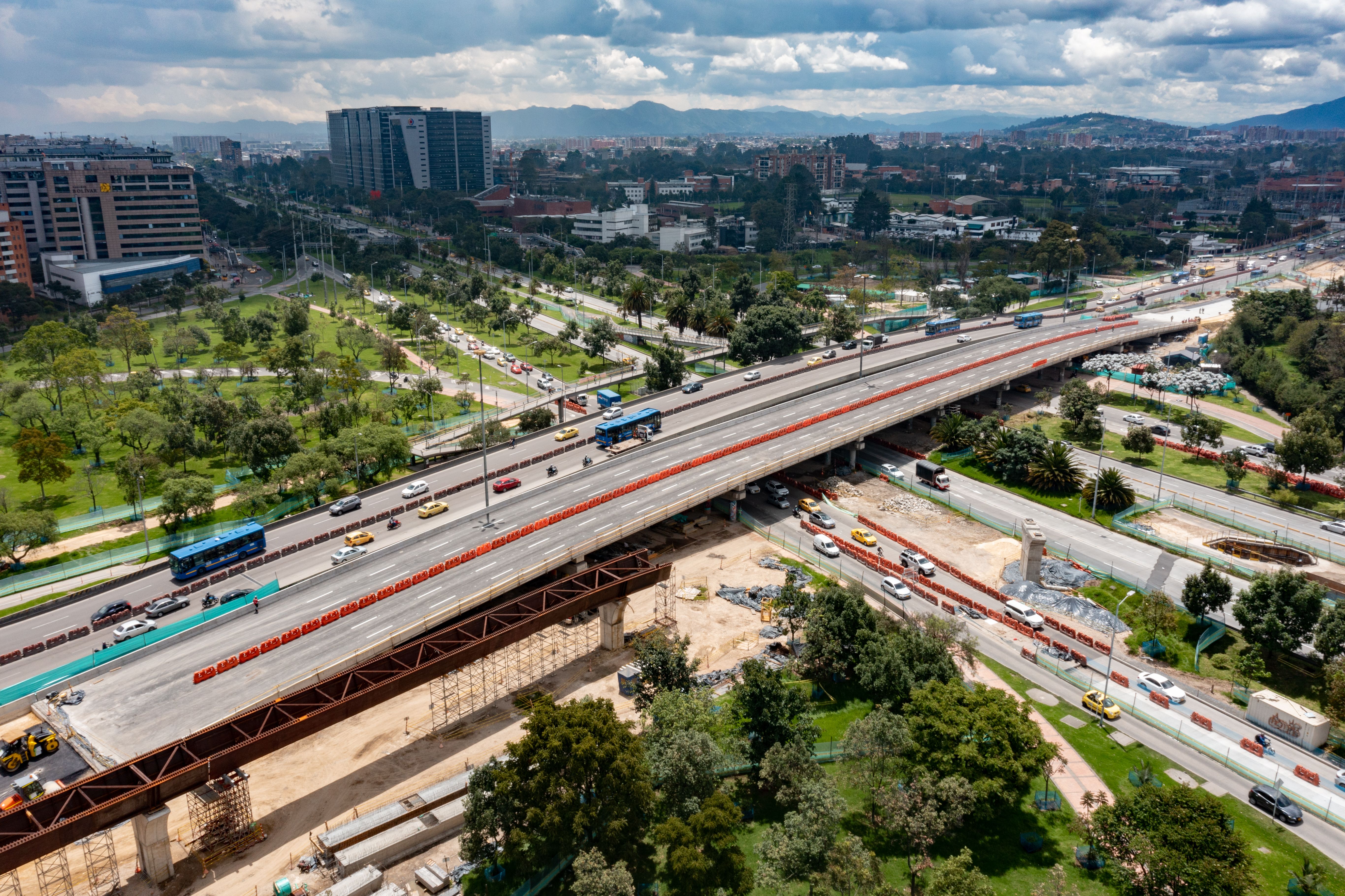 Imagen de apoyo de  Terminaron los trabajos de rehabilitacion en el costado oriental del puente vehicular de la avenida 68 con calle 26