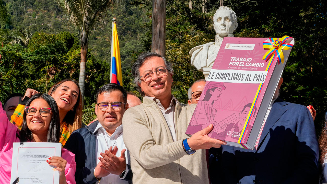Imagen de apoyo de  Presidente Gustavo Petro sanciono la reforma laboral