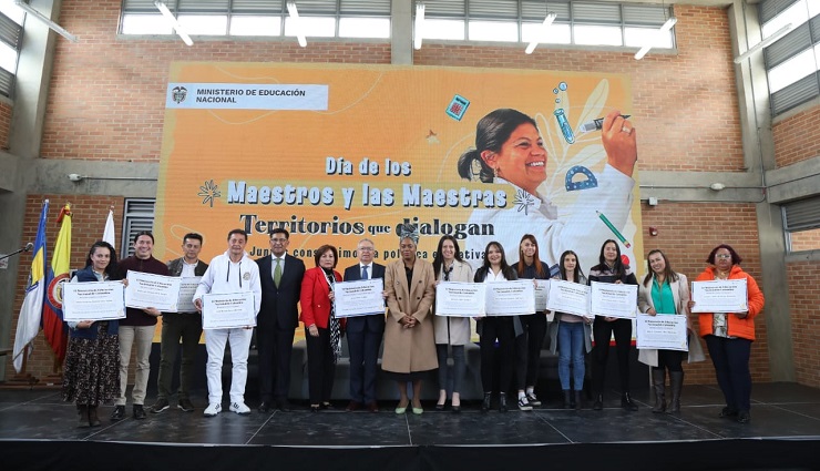 Imagen de apoyo de Vamos a construir con los maestros y maestras la politica educativa del pais anuncio la ministra de educacion