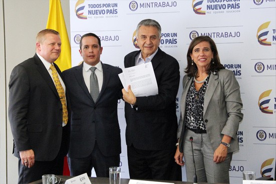 Imagen de apoyo de  Lucho Garzon protocoliza firma de convencion colectiva de Bavaria