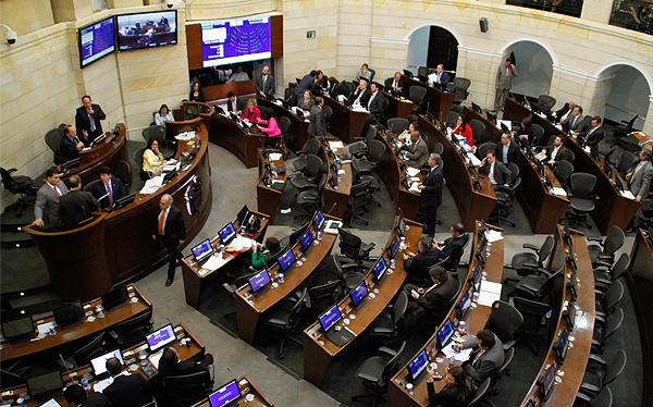 Imagen de apoyo de  Senado prohibio procedimientos medicos y quirurgicos esteticos para menores de edad