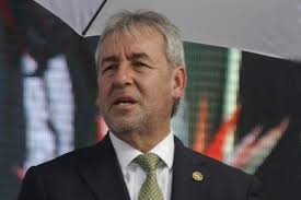 Imagen de apoyo de  Es preferible una paz imperfecta que una guerra perfecta Ministro Londoo