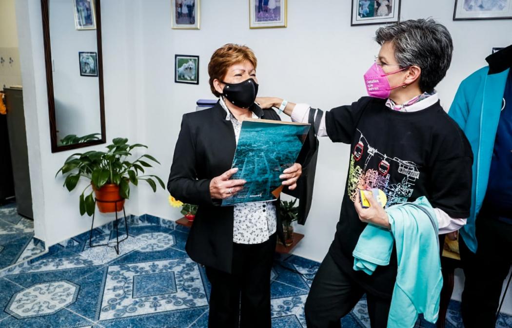 Imagen de apoyo de  Se  entrego en Ciudad Bolivar las escrituras de propiedad a 83 familias con las cuales se completaron 1100 titulos de vivienda en esta administracion