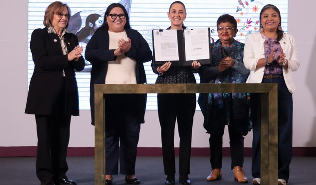 Imagen de apoyo de Presidenta Claudia Sheinbaum firma decreto que garantiza la igualdad sustantiva de las mujeres en la Constitucion