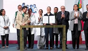 Imagen de apoyo de  Es firmado el decreto para incorporar hospitales y unidades medicas rurales al IMSS en beneficio de 108 millones de mexicanos