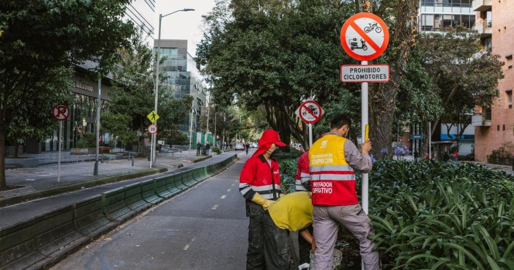 Imagen de apoyo de  Distrito instalo seales de prohibicion de ciclomotores tricimotores y motos en ciclorrutas