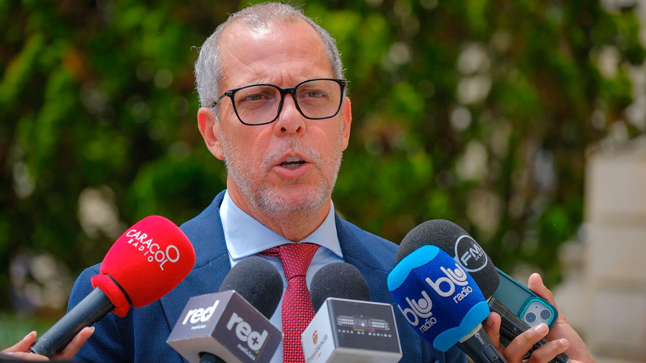 Imagen de apoyo de  Gobierno garantiza transicion normal y tranquila para expedicion de pasaportes con Union Temporal de Imprenta Nacional y Portugal