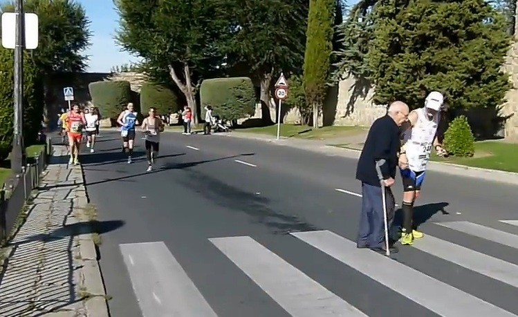 Imagen de apoyo de  Las personas de la tercera edad deben recibir ayuda para cruzar una calle Corte Constitucional