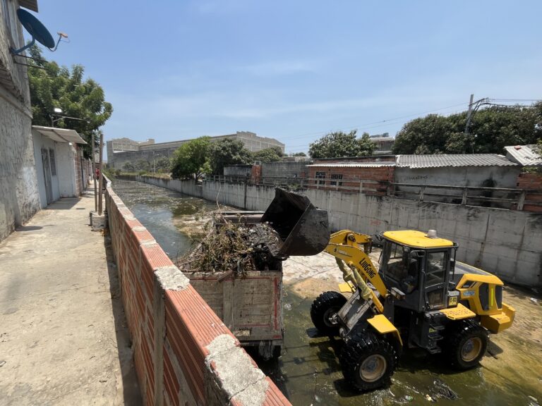 Imagen de apoyo de  Distrito limpia mas de 4 kilometros del arroyo Don Juan previo a la epoca invernal