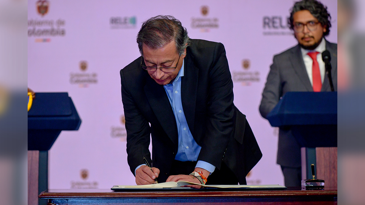 Imagen de apoyo de Se firma directiva presidencial para fortalecer libertad de expresion y libertad de prensa