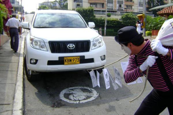Imagen de apoyo de El bloqueo y retiro del vehiculo mal estacionado o abandonado en un espacio publico constituye una medida con un fin constitucional relevante