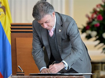 Imagen de apoyo de  Presidente Santos sanciona ley que fortalece el sector de la salud y facilita pago de deudas