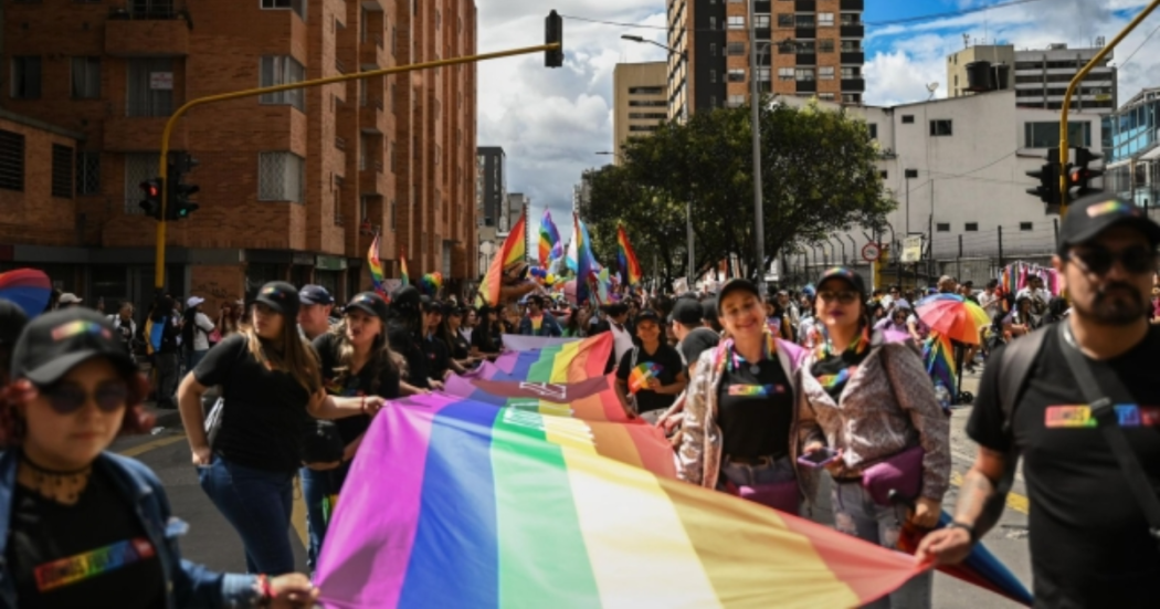 Imagen de apoyo de  Mas de 15000 personas participaron en la conmemoracion  del Dia Internacional del Orgullo LGBTI