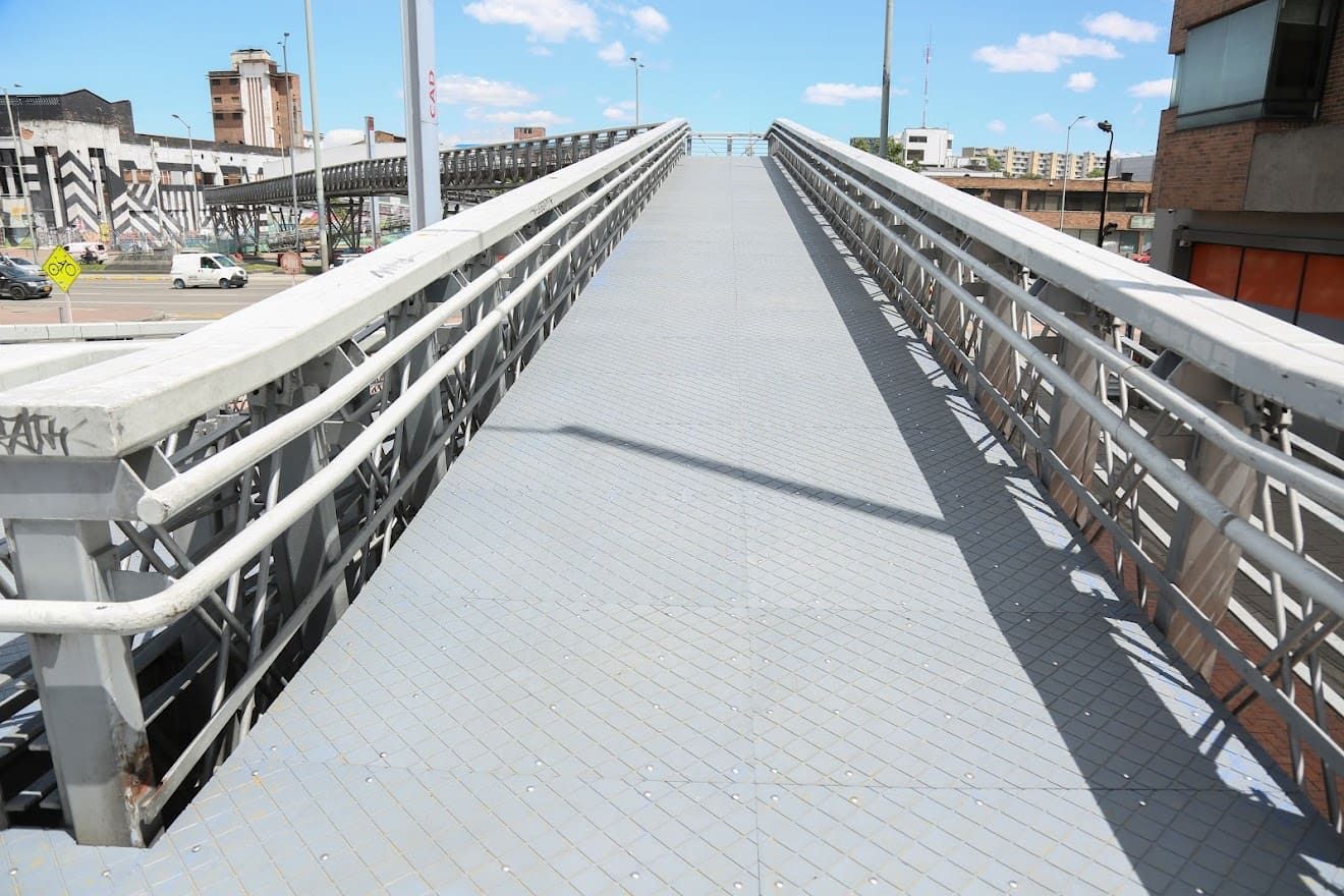 Imagen de apoyo de IDU invertira 3500 millones este ao en puentes peatonales para cambiar pisos de aluminio por polipropileno