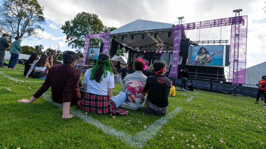 Imagen de apoyo de  Aforos del 100  con carne de vacunacion desde el 16 de noviembre