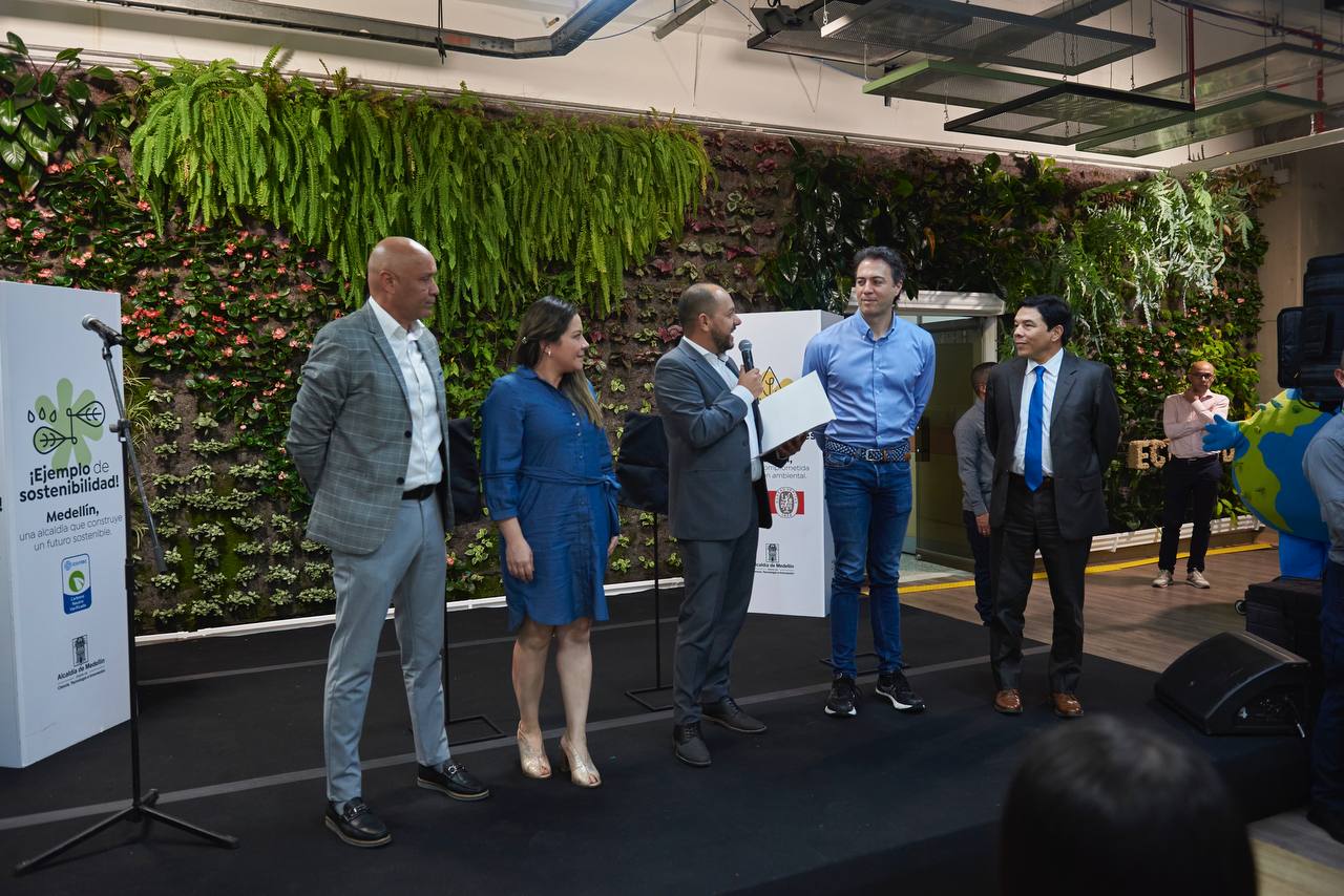 Imagen de apoyo de  La Alcaldia de Medellin se convierte en la unica entidad publica en el pais con triple certificacion en sostenibilidad