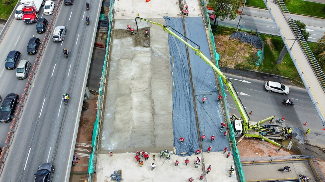 Imagen de apoyo de Finalizo el vaciado de concreto en el puente occidental de la avenida 68 con calle 26