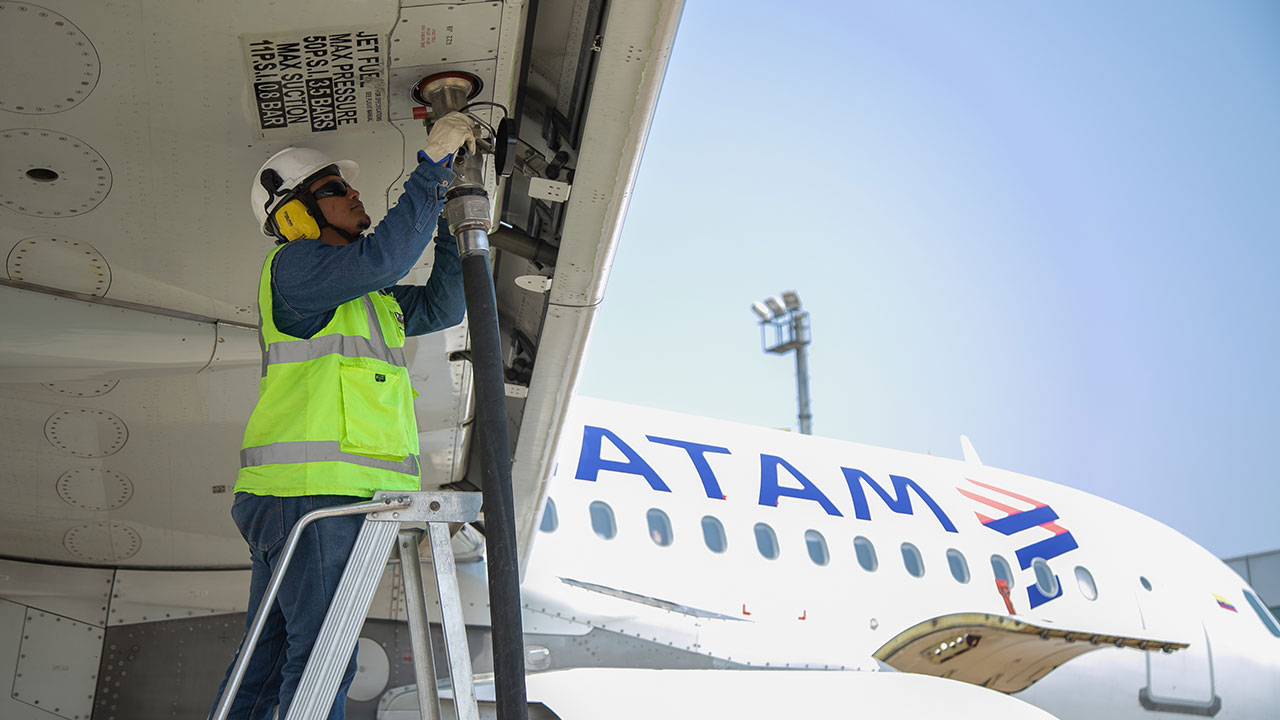 Imagen de apoyo de  Ecopetrol y LATAM avanzan hacia la descarbonizacion de la aviacion con produccion y uso de JET A1 coprocesado