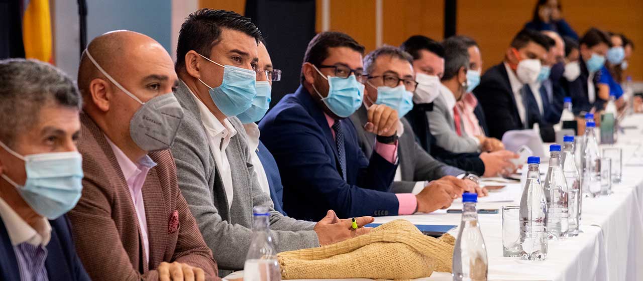 Imagen de apoyo de  Gobernadores y alcaldes beneficiarios de regalias directas reciben mas recursos para nuevos proyectos de inversion