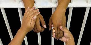 Imagen de apoyo de  Las madres que son cabeza de hogar podran cumplir sus condenas con trabajos comunitarios
