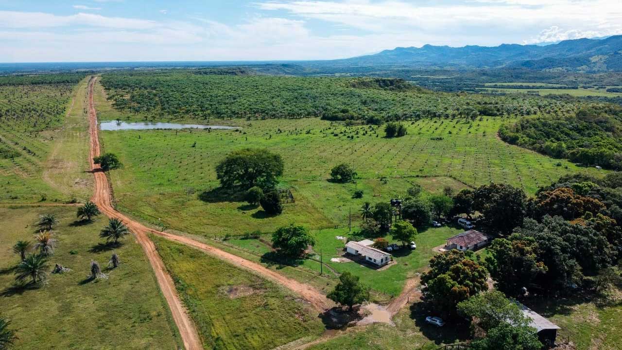 Imagen de apoyo de  Firmantes de paz y sus familias reciben 300 hectareas de tierra en el Meta para proyecto turistico